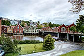 Trondheim Norvegia. Gli incantevoli bryggene ritti sulle loro pesanti palafitte, i loro colori accesi dalla luce settentrionale si fondono coi riflessi nelle acque chete del Nidelven.